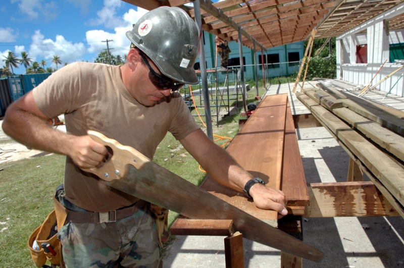 ebeniste-MOISSAC BELLEVUE-min_worker_construction_building_carpenter_male_job_build_helmet-893290